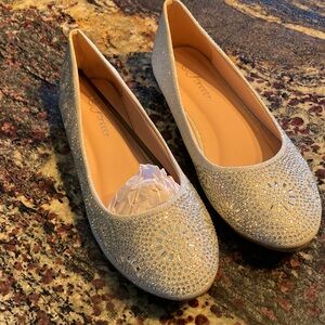 NEW Forever Brand Women's Shimmering Silver Flats